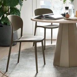 Abby Connubia® Chaise italienne empilable en polypropylène recyclé sans accoudoirs