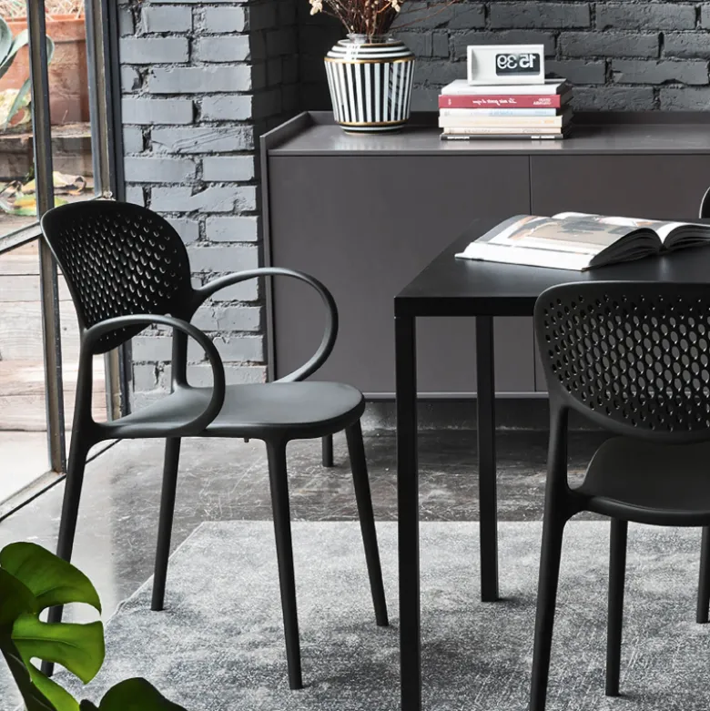 Abby Connubia® Fauteuil empilable en polypropylène recyclé avec dossier microperforé