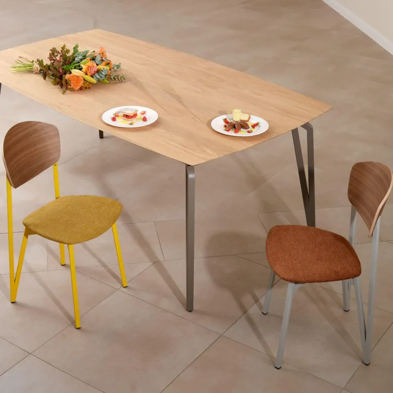Artémis Carrier® Chaise design française assise en tissu, dossier bois et pieds en métal