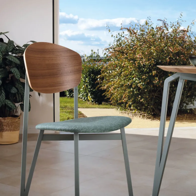 Artémis Carrier® Chaise design française assise en tissu, dossier bois et pieds en métal