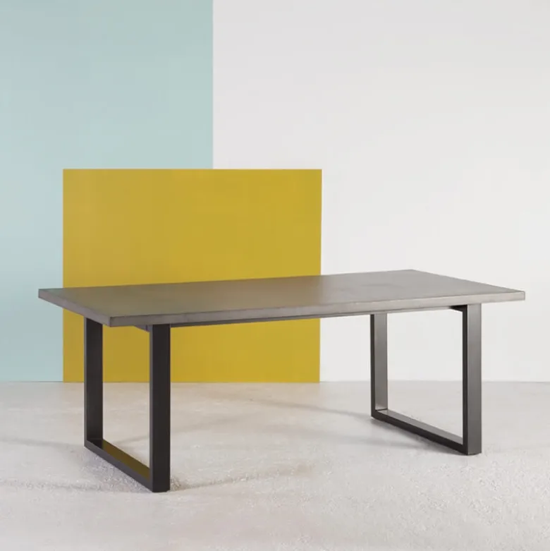 Eternelle Table industrielle française en béton ciré pieds traîneau