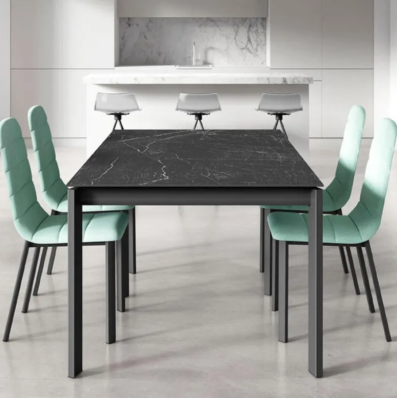 Lotus Table contemporaine en Dekton avec pieds en métal