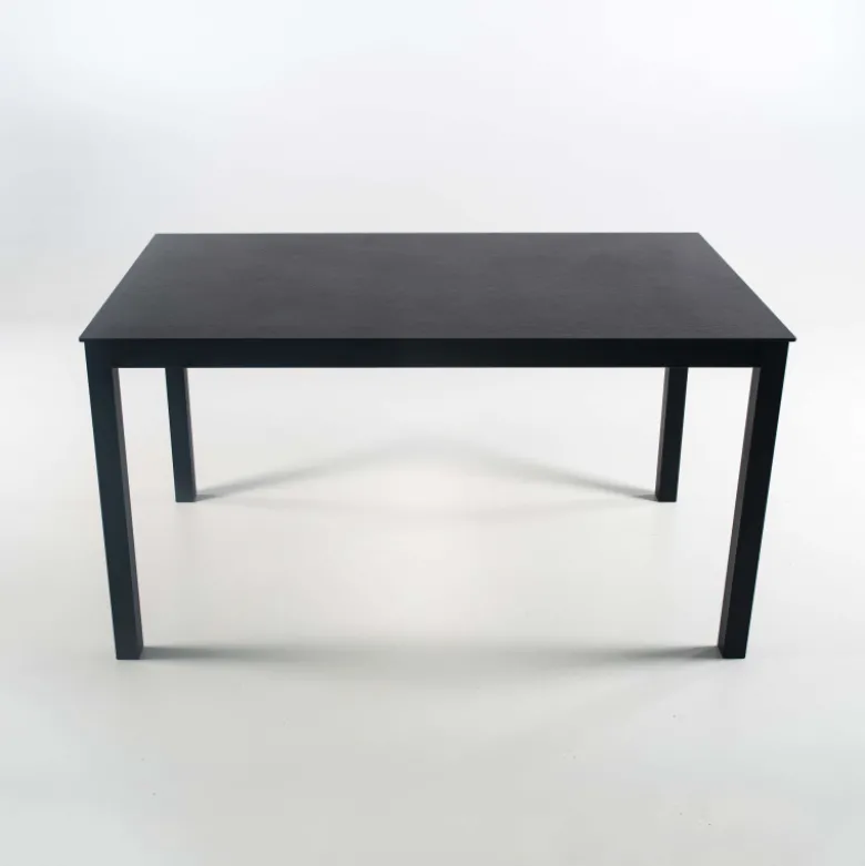 Millenium 4 Table rectangulaire en dekton et pieds en métal