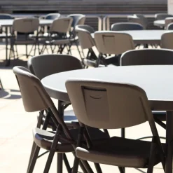NormanChaise pliante en polyéthylène gris foncé