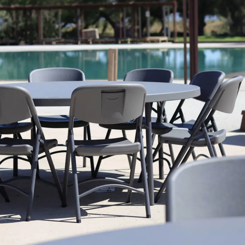 NormanChaise pliante en polyéthylène gris foncé