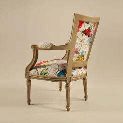 Quentin Fauteuil cabriolet Louis 16 fabrication française en tissu et bois massif