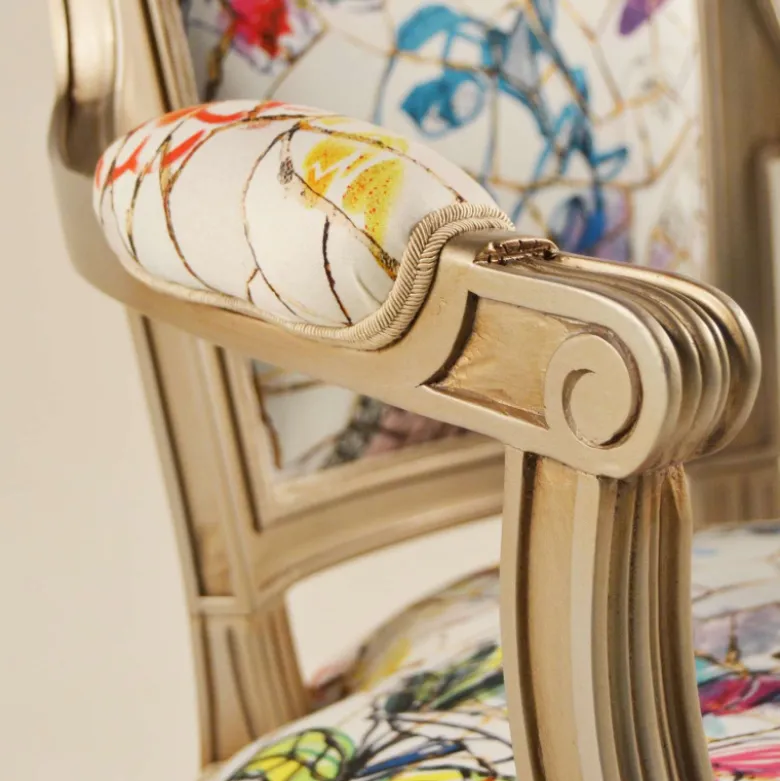 Quentin Fauteuil cabriolet Louis 16 fabrication française en tissu et bois massif