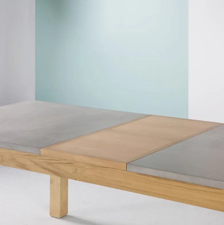 Repas Table française extensible en béton ciré et bois massif