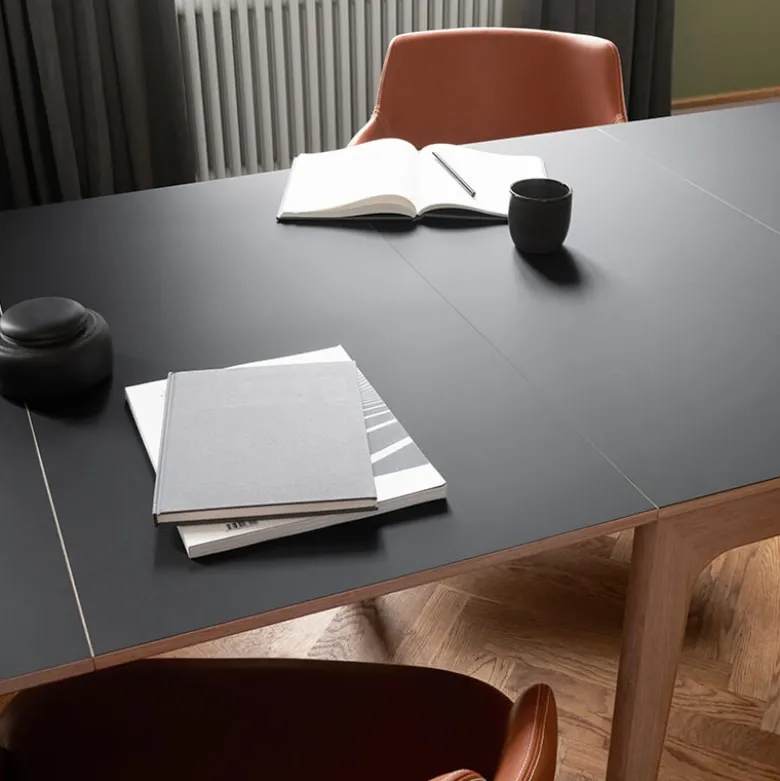 SM26/27 Table danoise extensible en bois massif et en stratifié noir
